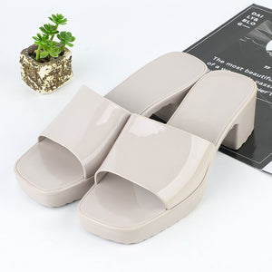 Les sandales style «WISHBONE»